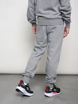 Pantalón de jogging azul marino de felpa con puños elásticos y logo de la marca estampado en la pierna izquierda.