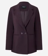 Blazer de sastrería en color negro, de corte alargado y estructura recta. Presenta solapas clásicas, cierre frontal con dos botones, hombros estructurados y mangas largas con detalle de botones en los puños. Incluye bolsillos decorativos y forro interno.