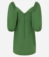 Vestido corto verde con escote cruzado, mangas cortas abullonadas y cierre en la espalda. Presenta bies contrastante en escote, cintura y laterales.