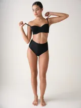 Soutien strapless color beige con copa preformada y aro, confeccionado en microfibra suave.