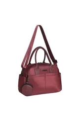 Bolso Trendy bordó de estilo casual, con doble asa de mano, correa ajustable para el hombro y un pequeño monedero redondo colgante. Cuenta con bolsillos frontales y laterales, cierre superior y aplique metálico con el logo de la marca.