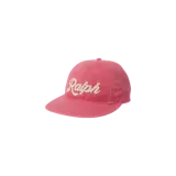 Gorro tipo gorra de visera plana color rosado, con el nombre "Ralph" bordado en el frente con hilo blanco en tipografía cursiva.