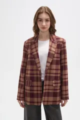 Blazer de corte holgado con diseño a cuadros en tonos marrones y negros. Presenta cuello con solapa, cierre frontal con un botón y bolsillos laterales con solapa.