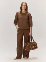 Blusa de algodón color marrón, con escote redondo, mangas tres cuartos de volumen sutil y corte recto.