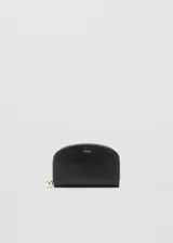 Billetera de poliuretano color negro, de diseño semielíptico, cierre con cremallera y detalle de tirador esférico metálico dorado. Cuenta con el logotipo de la marca estampado en color dorado en el frente.