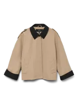 Campera corta de estilo parka con cuello camisero y puños en contraste de color negro. Presenta cierre frontal con botones, bolsillos laterales y detalles de charreteras en los hombros.