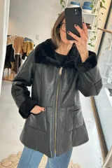 Campera reversible de cuero genuino napalán color negro, con cuello y detalles de corderito sintético, cierre frontal y bolsillos ribeteados.