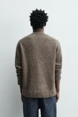 Jersey de punto con corte relajado, confeccionado en una mezcla de fibras de alpaca y yak. Presenta cuello en pico, manga larga y acabados en rib en puños y bajo.