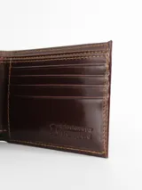 Billetera de cuero premium color marrón, con doble tarjetero y costuras decorativas a contratono.
