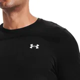 Remera Under Armour negra de corte ajustado, con mangas cortas y paneles de malla en los hombros. Logo estampado en el pecho.