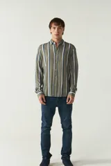 Camisa de mangas largas con estampado a rayas verticales en tonos verde oliva, blanco y azul. Corte regular y logo bordado en el pecho. Confeccionada en viscosa.