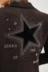Saco tipo blazer color marrón oscuro, con solapas y hombreras. Presenta un gran aplique de strass en la espalda formando una estrella y el texto "STARS OF THE NIGHT".