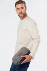 Neceser gris con base azul marino y cierre superior.