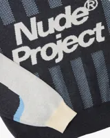 Suéter de punto con diseño inspirado en camisetas de fútbol retro. Presenta un patrón de rayas verticales en tonos gris oscuro, gris claro y celeste, con el logo de la marca en gran tamaño en el frente y un detalle de rosa bordada en el pecho. Posee cuello redondo y puños acanalados.