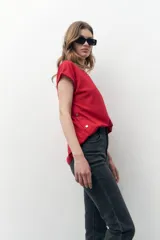 Jean de corte recto y tiro alto, color gris oscuro, con cierre frontal y bolsillos laterales y traseros.