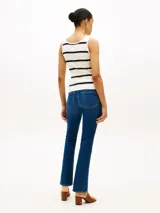 Musculosa de punto blanco de corte slim, con rayas horizontales azul marino y logo bordado en el pecho.