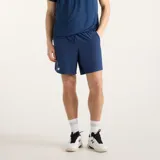 Short deportivo New Balance modelo Tournament, color azul marino, con cordón ajustable en la cintura y logo blanco en la pierna.