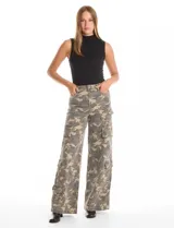 Jean cargo de corte wide leg con estampado camuflado. Presenta cierre frontal con botón, bolsillos laterales inclinados, bolsillos tipo cargo con solapa en las piernas y bolsillos traseros aplicados.
