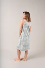 Camisón blanco con estampado de hojas azules, sin mangas y con botones en el escote.