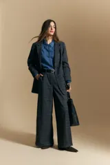 Pantalón de vestir de tiro alto con corte wide leg y diseño a cuadros en tonos oscuros. Presenta una silueta amplia y fluida, ideal para un estilo formal o casual.