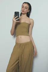 Top bandeau strapless marrón con diseño fruncido a rayas y textura elástica de calce ajustado.