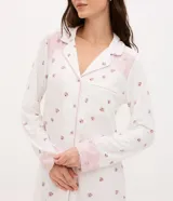 Camisón estilo americano de manga larga, confeccionado en tejido suave con estampado floral pequeño. Presenta cuello en V, cierre frontal abotonado, bolsillo en el pecho y detalles de encaje en los puños y hombros.