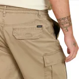 Bermuda color beige de corte recto, con bolsillos cargo laterales, pretina elástica con cordón ajustable y ruedo con dobladillo.