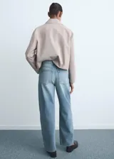 Jeans de tiro alto con diseño balloon y estilo barrel, confeccionados en tejido de algodón estilo tejano. Presentan cierre delantero de cremallera y botón, trabillas y cinco bolsillos.
