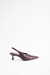 Zapato destalonado de cuero vacuno con textura efecto cocodrilo, diseño de punta fina y taco bajo.