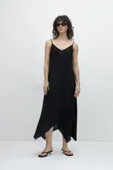 Maxi vestido negro de breteles finos con escote en V y detalle de encaje en el busto.