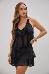 Top negro de chifón con diseño de volados escalonados, escote halter y bordados florales sutiles con lentejuelas.