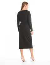 Vestido midi de seda fría elastizada, color negro, con silueta entallada, mangas largas y detalle de lazo fijo en el lateral de la cintura.