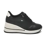 Championes deportivos de plataforma Via Marte, color negro con detalles en blanco en el talón y la suela. Presentan cordones al tono y un pequeño logo metálico en el lateral.