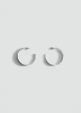 Aros tipo argolla de diseño minimalista y acabado plateado.