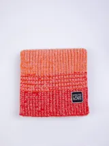 Bufanda tejida de punto con diseño jacquard multicolor en tonos naranja y rojo.