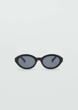 Gafas de sol con diseño ovalado y montura de pasta color negro. Cuentan con protección UV total y filtro de categoría 3.