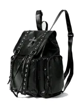 Mochila de cuero sintético negro con acabado texturizado, decorada con tachas metálicas plateadas y un dije de cruz con cadena. Cuenta con cierre de solapa con hebillas, cordón ajustable y bolsillos laterales.
