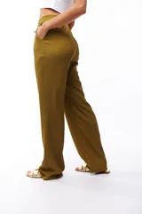 Pantalón de poliéster color verde oliva, de corte recto y tiro alto, con cintura elástica y bolsillos laterales.