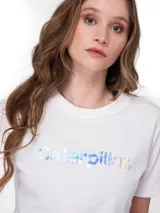 Remera crop blanca de algodón con cuello redondo, manga corta y estampado iridiscente con el logotipo de la marca en el pecho.