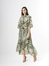 Falda midi de organdí color verde con estampado floreado, diseño cruzado con volados y corte asimétrico.