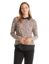 Buzo de tejido fino con efecto melange en tonos tierra, que incorpora cuello y ruedo inferior en tela tipo gasa negra, simulando una camisa debajo. Posee mangas largas y un diseño de corte recto.