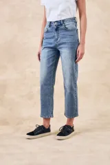 Pantalón jean celeste de corte recto, tiro medio y largo cropped.