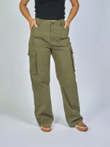 Pantalón cargo verde militar de gabardina, tiro alto y pierna ancha. Cuenta con bolsillos laterales, bolsillos tipo parche con fuelle y solapa a media pierna, y bolsillos traseros tipo parche con solapa y botón.