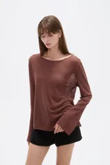 Sweater holgado de viscosa color marrón, de cuello redondo y mangas largas amplias.