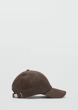 Gorra de algodón marrón con visera curva y cierre regulable metálico en la parte posterior.