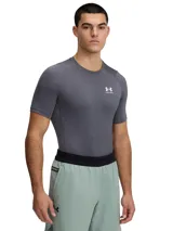 Remera de compresión Under Armour de manga corta, color gris, con cuello redondo y logo de la marca estampado en el pecho. Confeccionada en tejido técnico HeatGear con paneles de malla para mayor ventilación.
