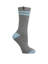 Medias de largo medio en color gris melange, con detalles en celeste en el talón, la puntera y dos líneas horizontales en el puño. Presentan una etiqueta pequeña con el logo en la parte superior.