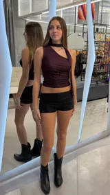 Top bordó de un solo hombro con apliques de brillos, detalle de tiras decorativas cruzadas en el cuello y diseño ajustado.
