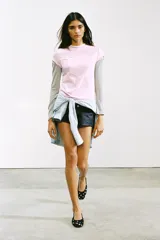 Camiseta de cuello redondo y manga corta, con diseño slim fit y detalle de corazones en relieve a tono en el frente.