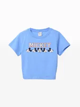 Remera corta celeste con estampado de Mickey Mouse.